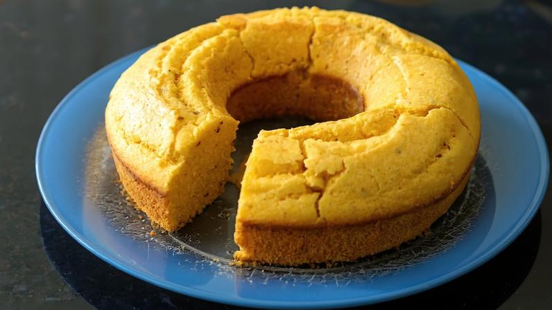 Bolo de milho com erva-doce (Imagem: Adilson Sochodolak | Shutterstock)