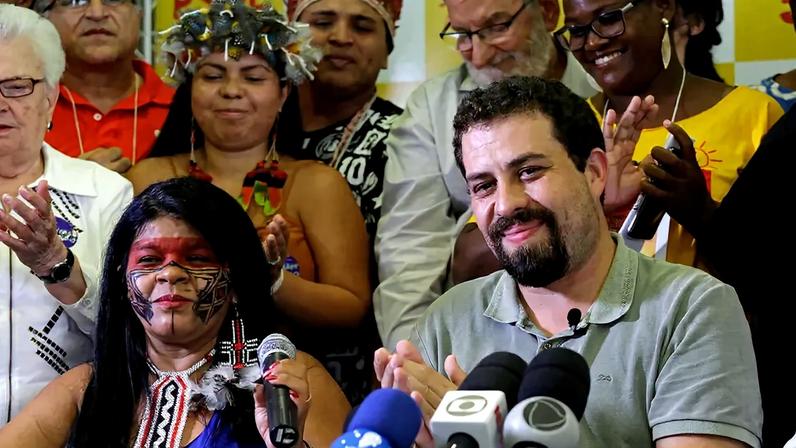 2018 - Guilherme Boulos e Sônia Guajajara, em evento como pré-candidatos do PSOL a presidente e vice-presidente da República — Foto: Nelson Antoine/Estadão Conteúdo