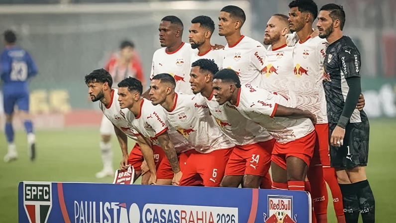 Equipe do Red Bull Bragantino antes da partida contra o São Paulo pelas quartas de final do Paulistão
