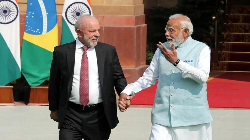 O presidente brasileiro Luiz Inácio Lula da Silva e o primeiro-ministro indiano Narendra Modi antes da reunião em Nova Délhi, na Índia, sobre minerais críticos e terras raras. (Foto: EFE/EPA/HARISH TYAGI)