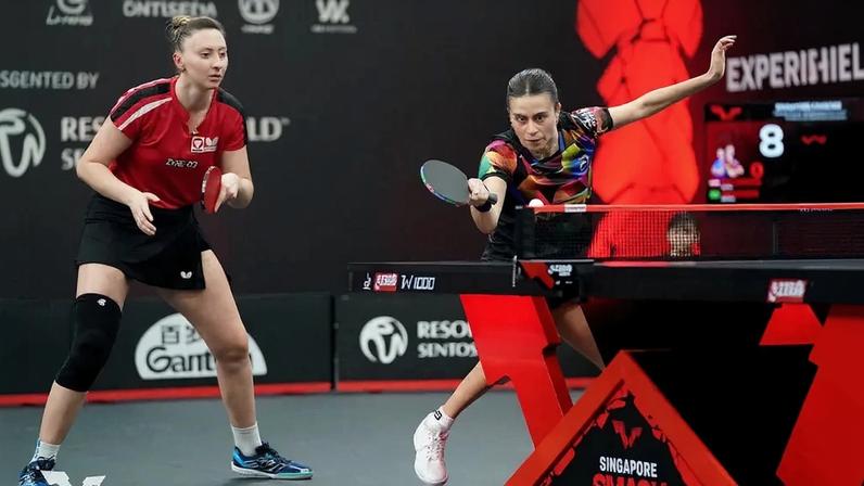 Sofia Polcanova e Bruna Takahashi durante as oitavas de final do Singapura Smash (Foto: WTT)