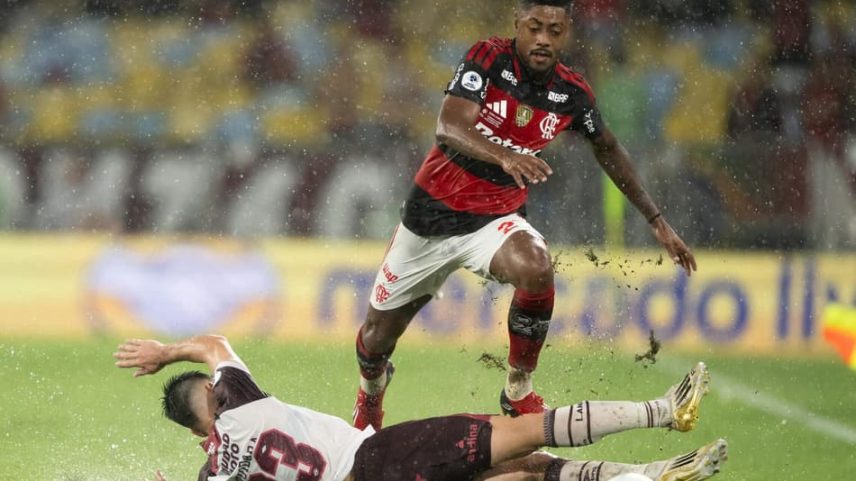 Bruno Henrique em campo pelo Flamengo na Recopa Sul-Americana (Foto: Jorge Rodrigues/AGIF/Gazeta Press)