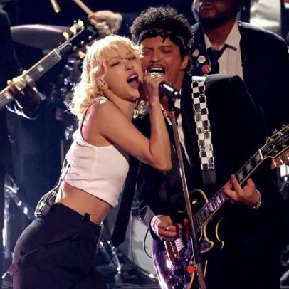 Bruno Mars e Rosé levam pop-punk ao Grammys com 'APT'