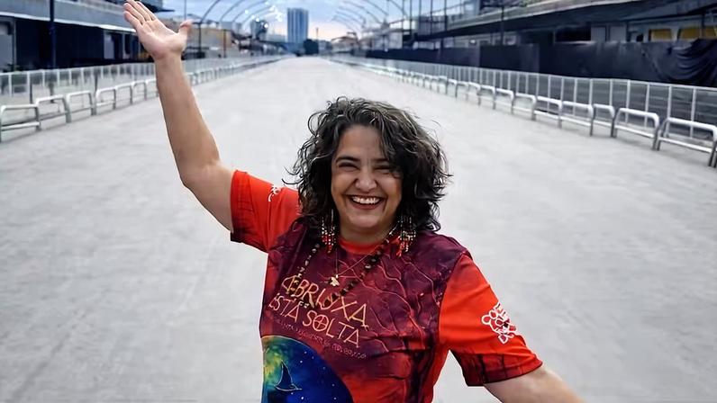 Tânia Gori no Sambódromo do Anhembi com a camisa temática da Colorado do Brás: 'A Bruxa está solta!'