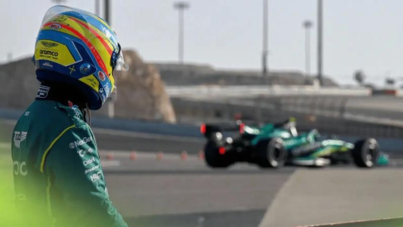 Fernando Alonso olha seu Aston Martin parado na pista durante os testes da F1 no Bahrein — Foto: Reprodução