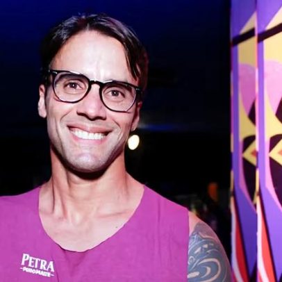 Ex-marido de Ivete Sangalo exibe tattoos e músculos em folia em Salvador