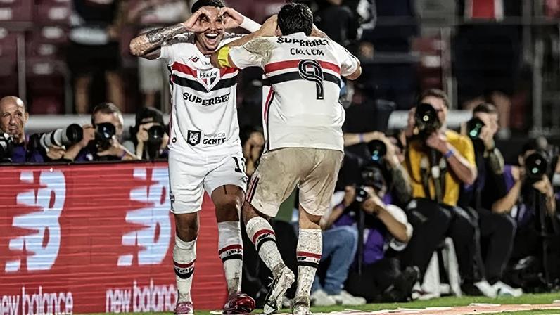 Luciano e Calleri comemora gol em vitória do São Paulo sobre o Grêmio