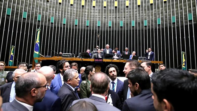 Sessão da Câmara da última terça (3), que aprovou a reestruturação das carreiras do Legislativo. (Foto: Kayo Magalhães/Câmara dos Deputados)