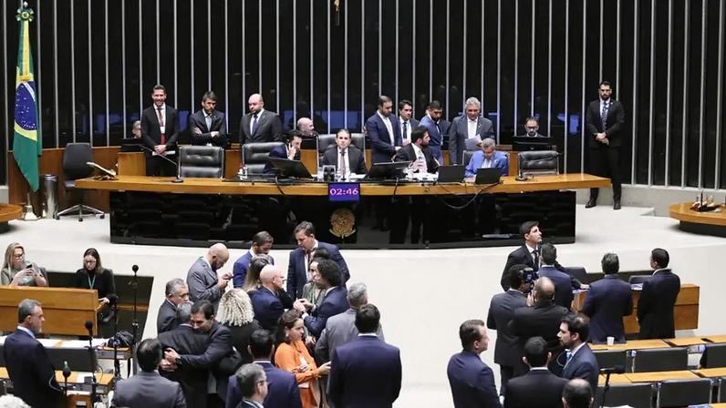Projetos criam penduricalho que abre brecha para remunerações de servidores acima do teto do funcionalismo, fixado R$ 46.366,19. (Foto: Kayo Magalhães / Câmara dos Deputados)
