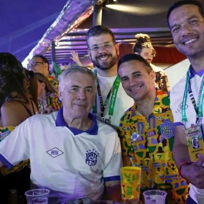 Ancelotti acompanha desfiles na Sapucaí e encontra Ronaldo; veja fotos