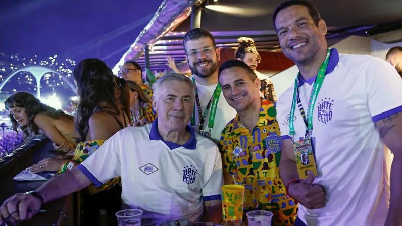 Ancelotti ao lado do presidente da CBF, Samir Xaud, no Carnaval do Rio (Foto: Rafael Ribeiro / CBF)