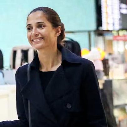 Camila Pitanga carrega malas em aeroporto enquanto noivo usa muletas