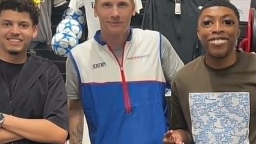Ex-zagueiro do Barcelona, Jeremy Mathieu trabalha como gerente de loja de materiais esportivos — Foto: Reprodução