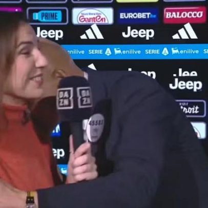Técnico da Juventus beija ombro de repórter ao reclamar de lance com VAR