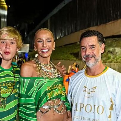 Adriane Galisteu posa com marido e filho na Sapucaí Vittorio se destaca pela altura