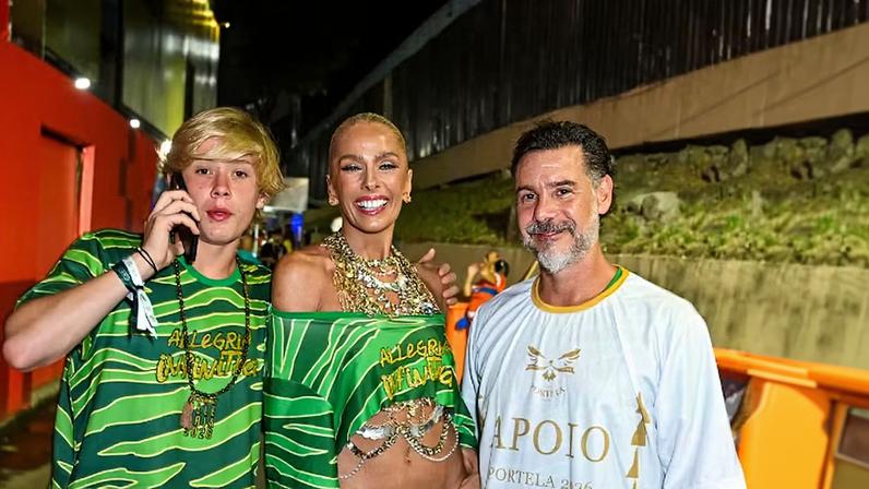Adriane Galisteu posa com marido e filho na Sapucaí, e altura de Vittorio rouba a cena — Foto: AgNews