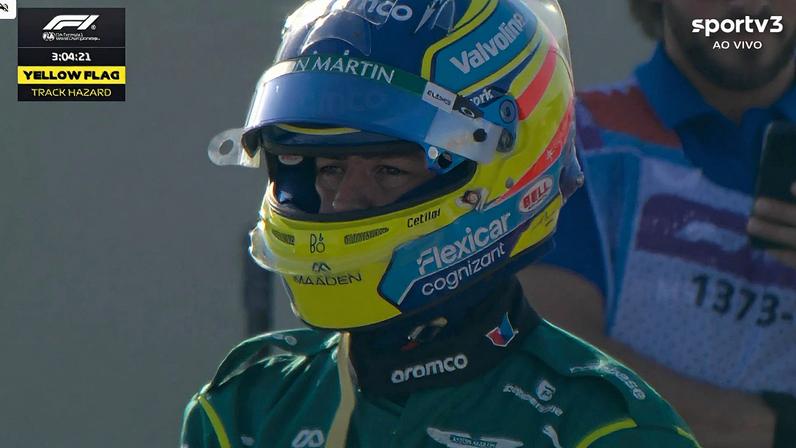 Fernando Alonso desolado após falha em carro da Aston Martin — Foto: Reprodução/Redes sociais