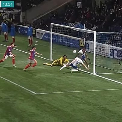 Atacante acerta o travessão e no rebote impede gol de companheiro na Escócia