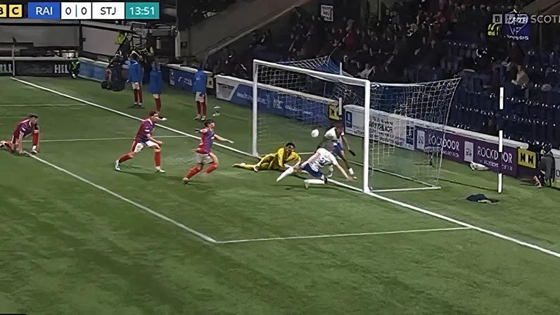 Josh Fowler, em cima da linha, impede o gol do colega Sam Stanton, do St. Johnstone, na Escócia — Foto: Reprodução