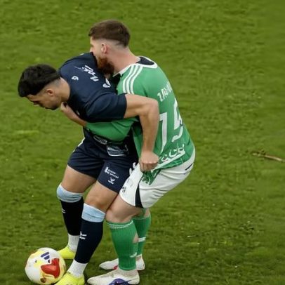 Luis Suárez morde adversário e é expulso na terceira divisão