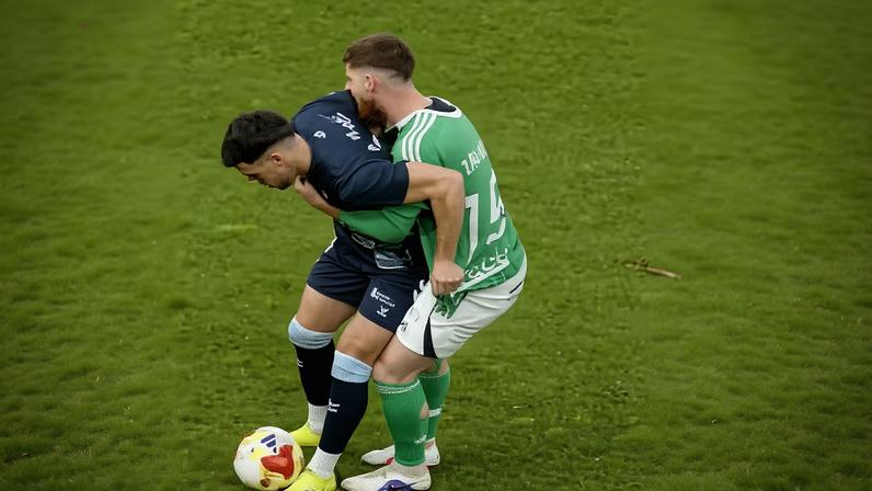 Álex Zalaya (de verde) morde o ombro de Álvaro Marín na terceira divisão espanhola — Foto: Reprodução
