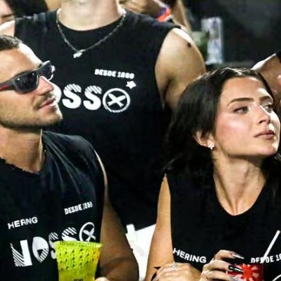 Jade Picon e André Lamoglia no Desfile das Campeãs com anéis iguais