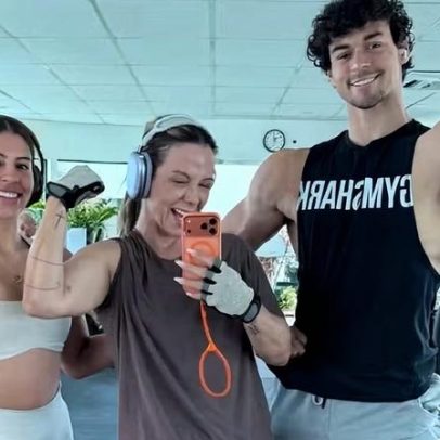 Carla Perez treina com o filho e a nora e compara músculos