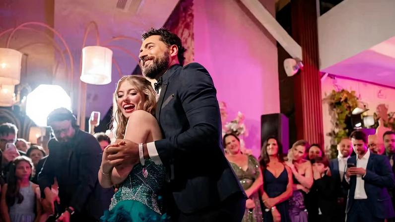 Lorena Queiroz dança valsa com o ator Carlo Porto, seu pai na novela 'Carinha de Anjo' — Foto: Rafael Garbuio