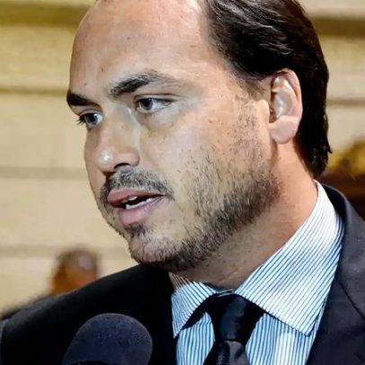 Carlos Bolsonaro apoia candidatura de Michelle ao Senado