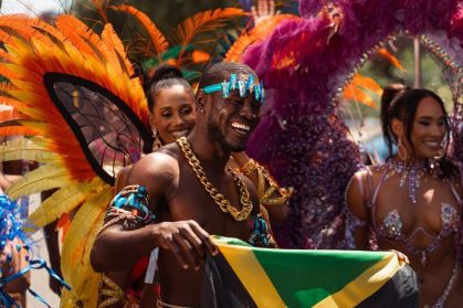 Carnaval da Jamaica é marcado por fantasias e festas ao som do gênero "soca", além de muita cor e brilho
