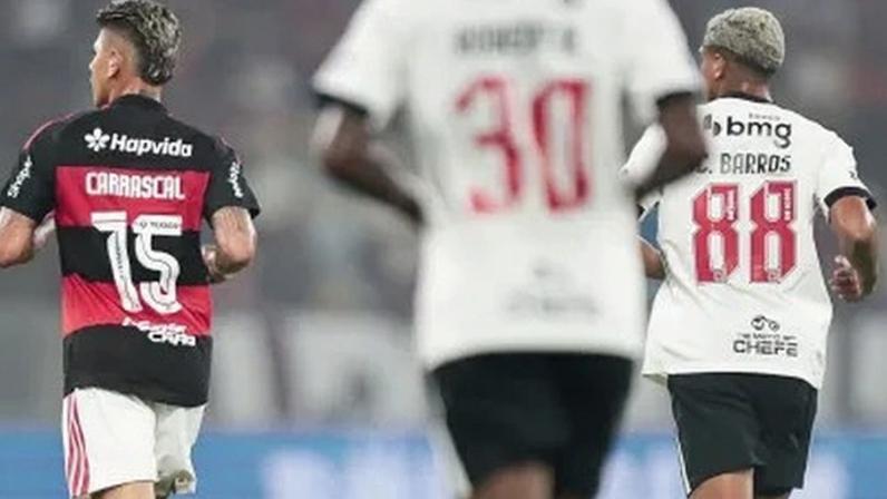 Carrascal e Barros antes da expulsão do volante vascaíno em Flamengo x Vasco