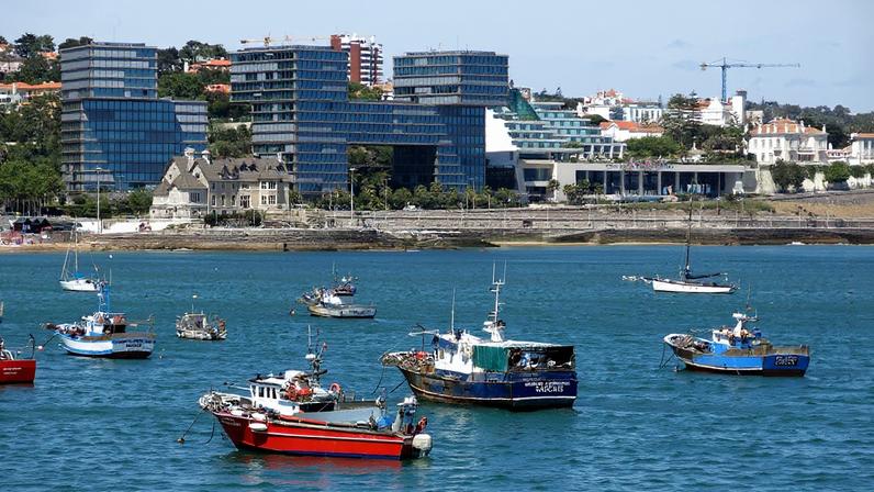 Imagem traz vista de Cascais para ilustrar reportagem sobre mudanças na cidadania portuguesa
