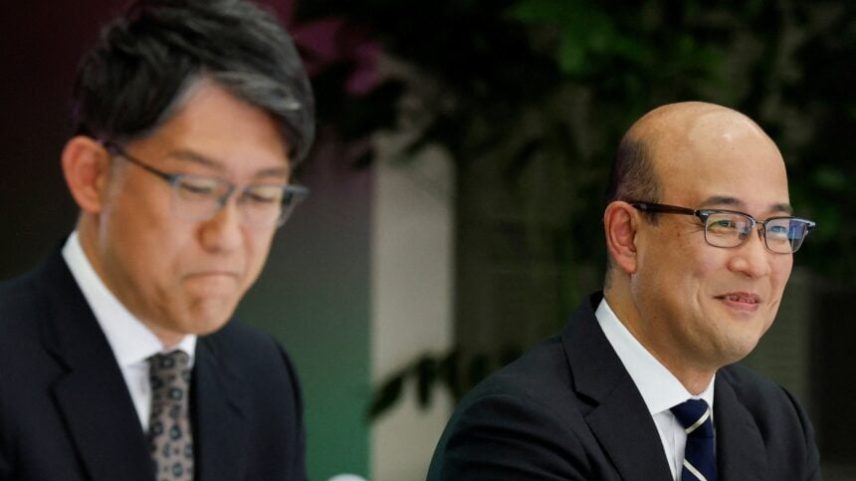 O presidente-executivo cessante da Toyota Motor, Koji Sato, e o novo presidente-executivo, Kenta Kon