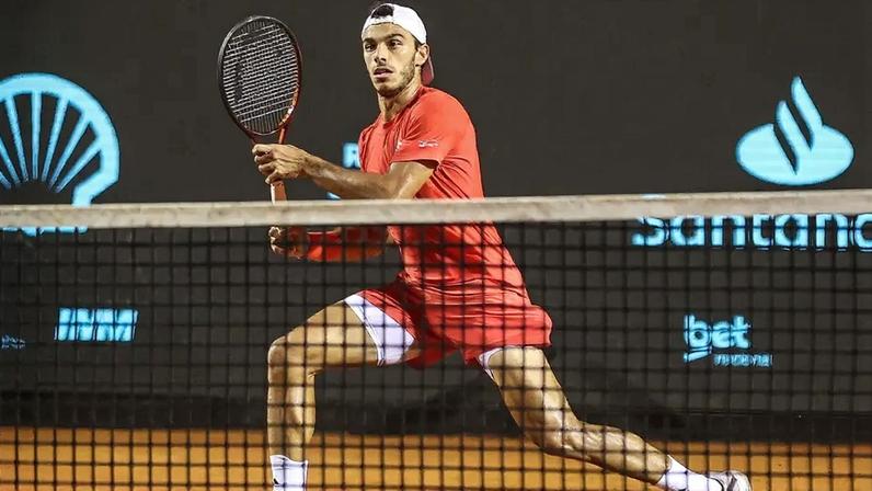 O argentino Francisco Cerúndolo em ação no Rio Open (Foto: Fotojump/Rio Open)