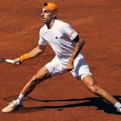 Cerúndolo vence 150ª na ATP e enfrenta Hanfmann na semifinal