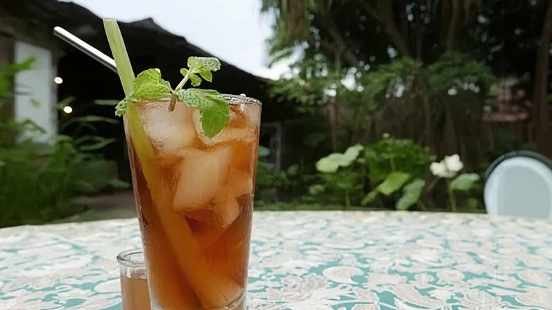 Chás com limão: 10 receitas para combater o inchaço e melhorar a digestão