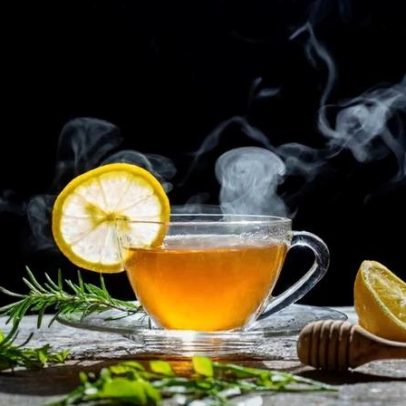 Chá de alecrim com 6 receitas para melhorar a saúde