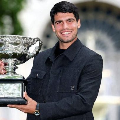 Alcaraz posa com troféu do Australian Open em sessão de fotos