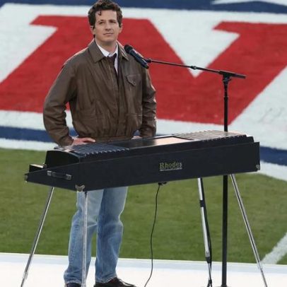Charlie Puth transforma hino nacional em arranjo coral no Super Bowl 2026