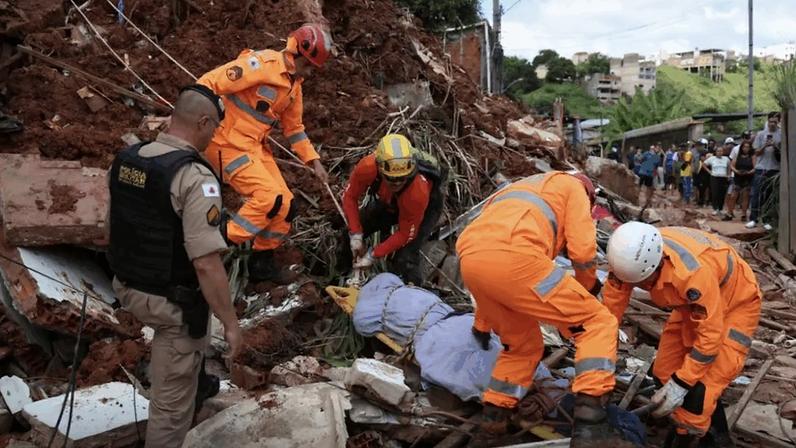 Bombeiros resgatam corpo depois de desabamento em Minas Gerais por causa da chuva