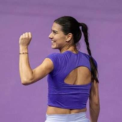 Cirstea celebra despedida perfeita e vence título em casa