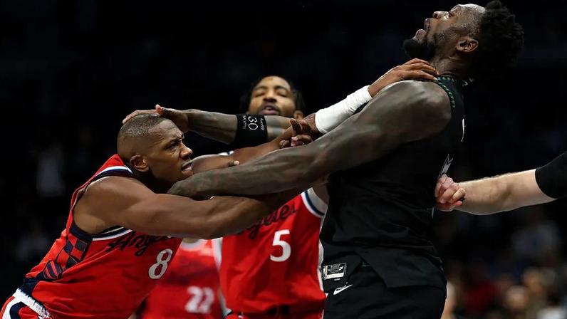 Jogadores durante confusão no jogo da NBA (Foto: David Berding / GETTY IMAGES NORTH AMERICA / Getty Images via AFP)