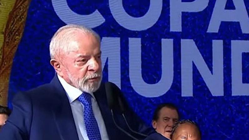 Presidente Lula discursa em cerimônia do Tour da Taça da Copa do Mundo.
