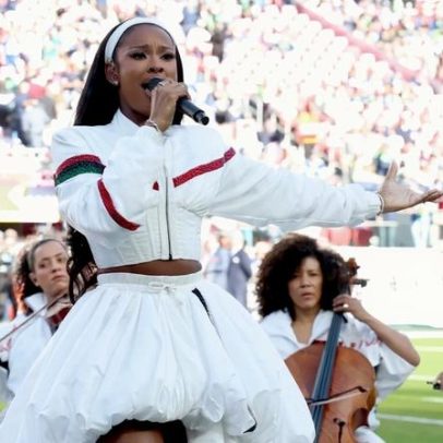 Coco Jones inova visual no Super Bowl 2026 com referência a Whitney Houston