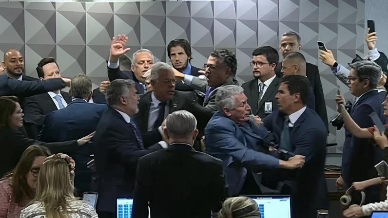 Deputados e senadores quase chegaram às vias de fato, obrigando que a Polícia Legislativa intervisse. Foto: Reprodução TV Senado