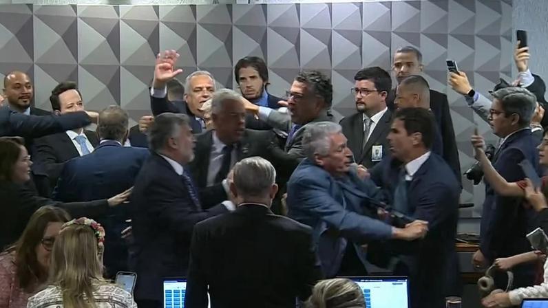 Deputados e senadores quase chegaram às vias de fato, obrigando que a Polícia Legislativa intervisse. Foto: Reprodução TV Senado