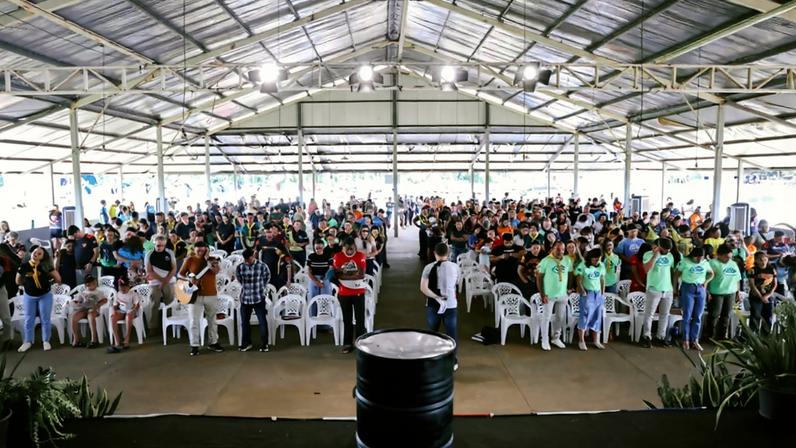 Programação da Convenção reuniu jovens, desbravadores, aventureiros e universitários para capacitação e planejamento anual.