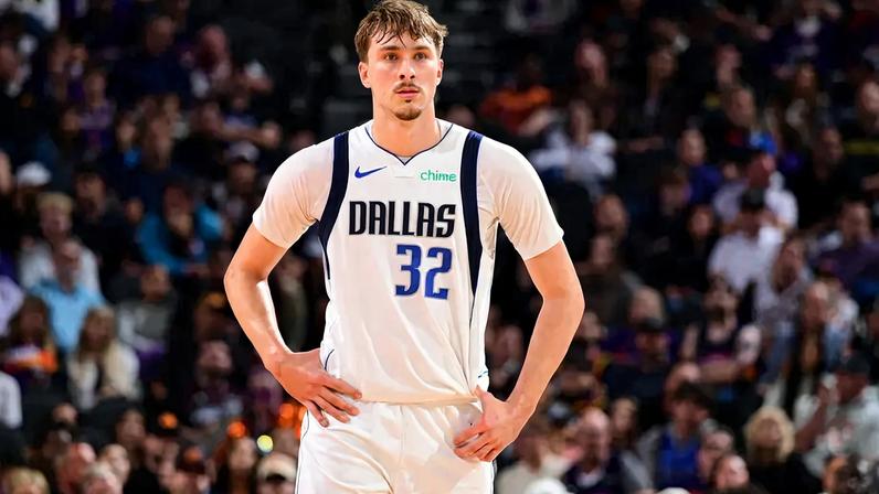 Cooper Flagg em ação entre Dallas Mavericks e Phoenix Suns na NBA (Foto: Kate Frese/NBAE via Getty Images/AFP)