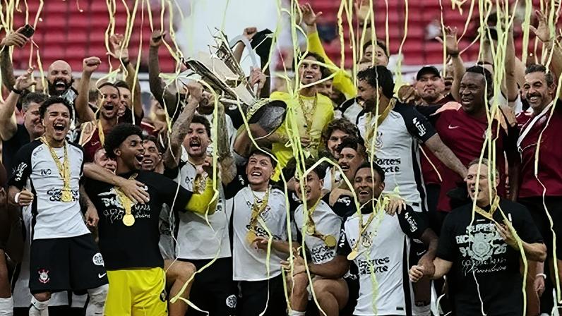 Jogadores do Corinthians levantam o troféu da Supercopa do Brasil após vencerem o Flamengo