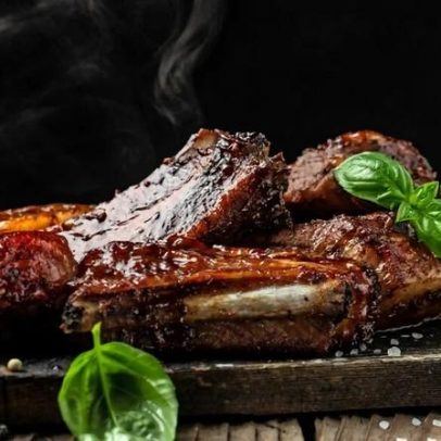 Costela suína: 7 receitas para inovar o almoço de sábado